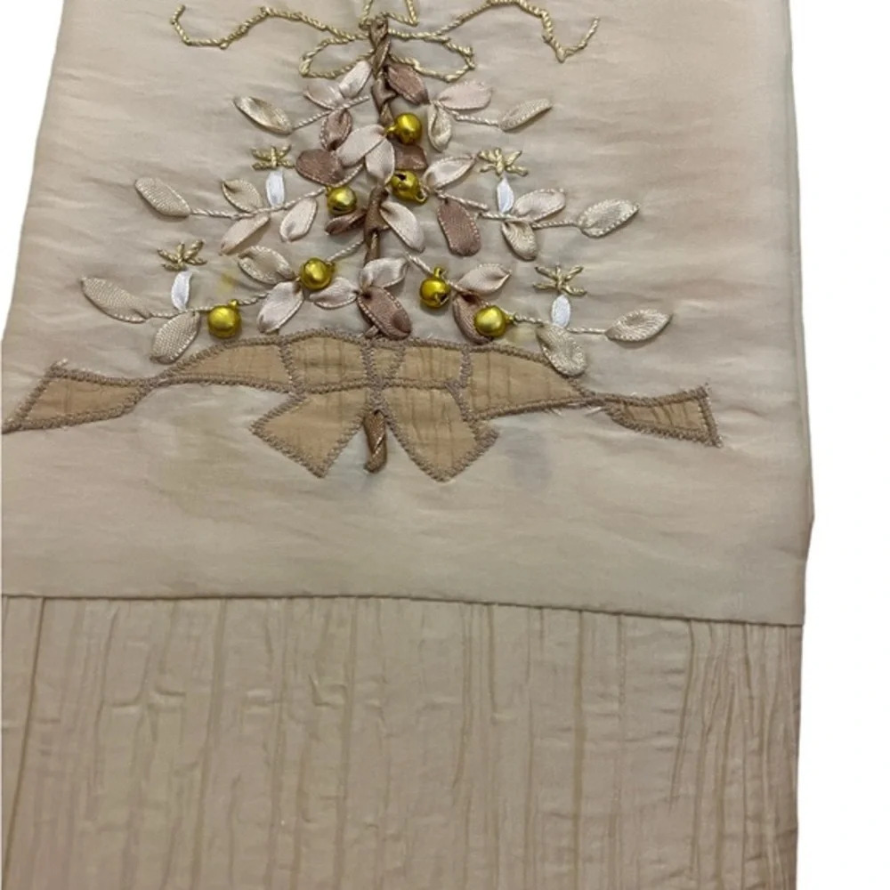 Two Elegant Satin Beaded Holiday Towels New🎄 - Picture 2 of 3